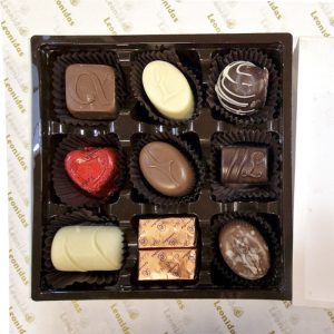 брандирана кутия с бонбони